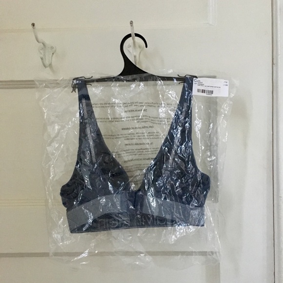 Calvin Klein Logo Band Plunge Push-Up Bra - Picture 3 of 3